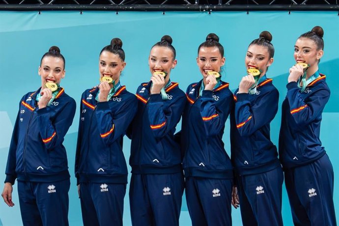 Archivo - Inés Bergua, Andrea Corral, Marina Cortelles, Andrea Fernández, Lucía Muñoz y Salma Solaun con una de sus medallas de oro del Europeo 2026 de Gimnasia Rítmica