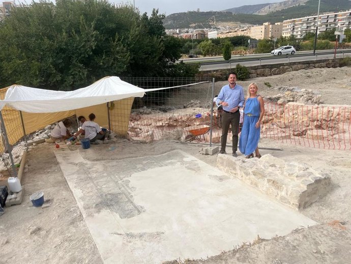 María Espejo y Francisco Javier Lozano en su visita al yacimiento