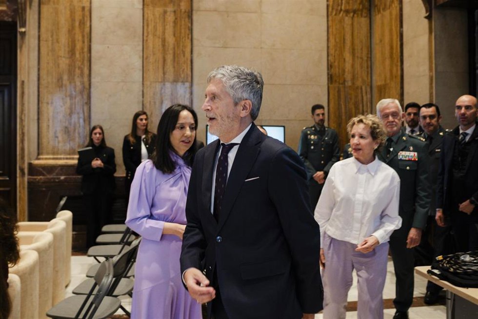 Archivo - El ministro del Interior, Fernando Grande-Marlaska (c), y la directora general de la Guardia Civil, Mercedes González (i), a su llegada a la presentación del II Plan de Igualdad de la Guardia Civil