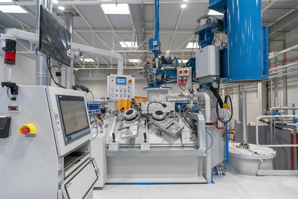 Archivo - Los negocios de empresas de alta-media tecnología aumentaron un 5,5% en 2024, según INE.