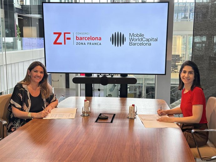 La directora general del Consorci de la Zona Franca de Barcelona (CZFB), Blanca Sorigué, y la directora general de la Mobile World Capital (MWCapital) Barcelona, Laia Corbella