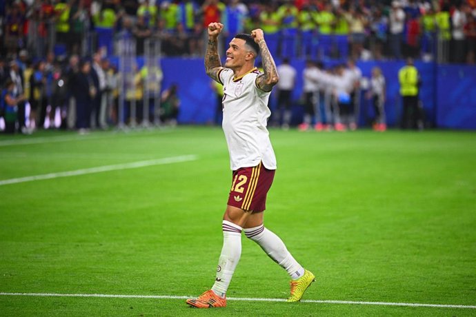 14 July 2026, US, Arlington: Spain's Pedro Porro celebrates victory after the 2026 FIFA World Cup semi-final soccer match against France at the Dallas Stadium. Photo: Tom Weller/dpa