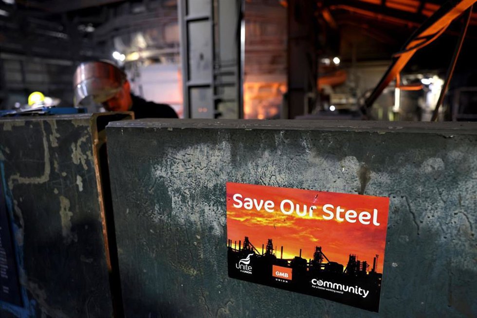 Archivo - 15 April 2025, United Kingdom, Scunthorpe: A Save our Steel sign seen at the British Steel site in Scunthorpe, during a visit by Business Secretary Jonathan Reynolds, after ministers took over British Steel under emergency legislation in an effo