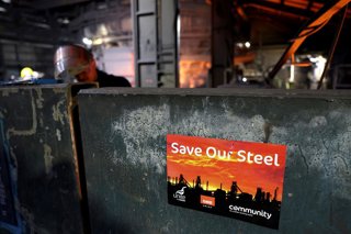 Archivo - 15 April 2025, United Kingdom, Scunthorpe: A Save our Steel sign seen at the British Steel site in Scunthorpe, during a visit by Business Secretary Jonathan Reynolds, after ministers took over British Steel under emergency legislation in an effo