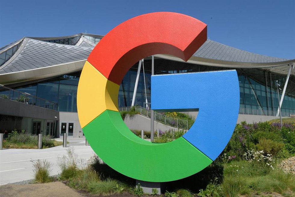 Archivo - Logo de Google en su sede
