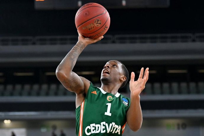 Archivo - El base estadounidense Umoja Gibson en acción con el Cedevita Olimpija en un partido de EuroCup