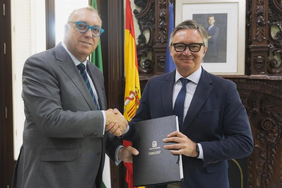 Arturo Bernal hace entrega a Manuel Gavira de la cartera de Turismo, este jueves