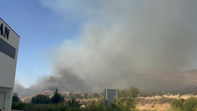 Archivo - Medios aéreos y terrestres trabajan en un incendio