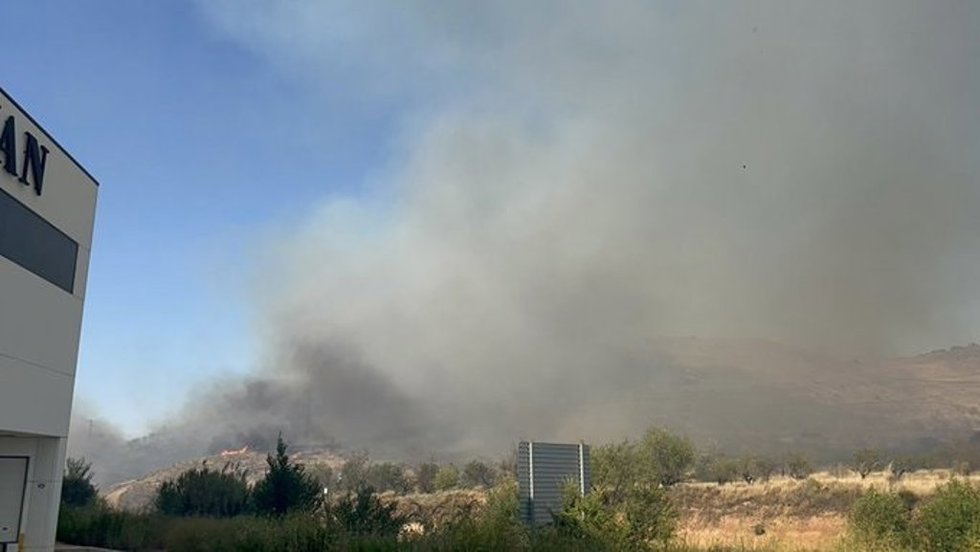 Archivo - Medios aéreos y terrestres trabajan en un incendio