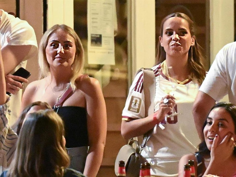 Rocío Flores y Gloria Camila disfrutando del último partido de España en el Mundial 2026