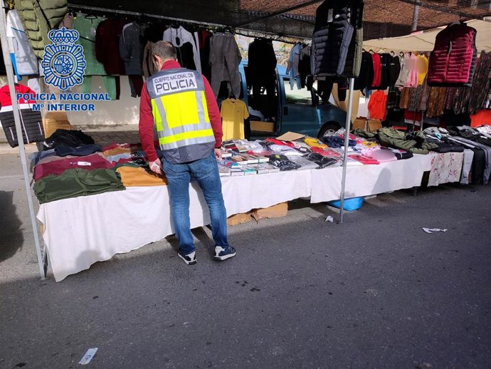 Archivo - Un policía nacional en una opreación contra la falsificación de artículos