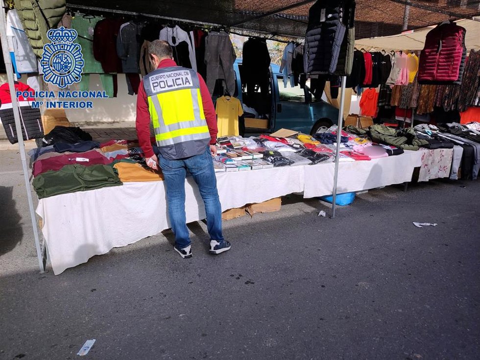 Archivo - Un policía nacional en una opreación contra la falsificación de artículos