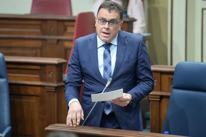 Archivo - Consejero de Política Territorial del Gobierno de Canarias, Manuel Miranda, durante un Pleno en el Parlamento canario