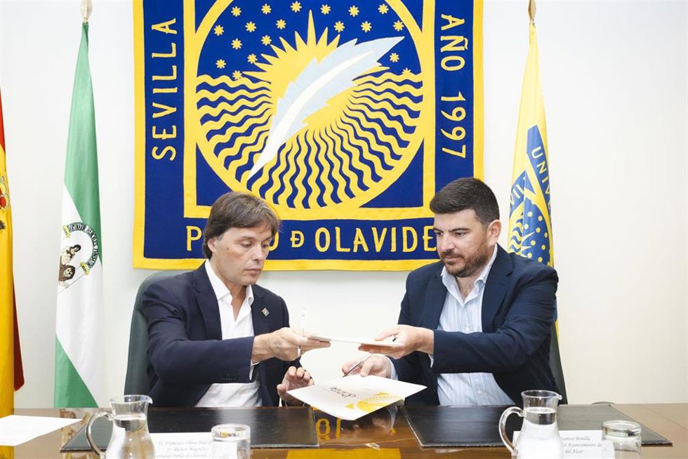 Firma del convenio entre la UPO y el Ayuntamiento del Viso del Alcor