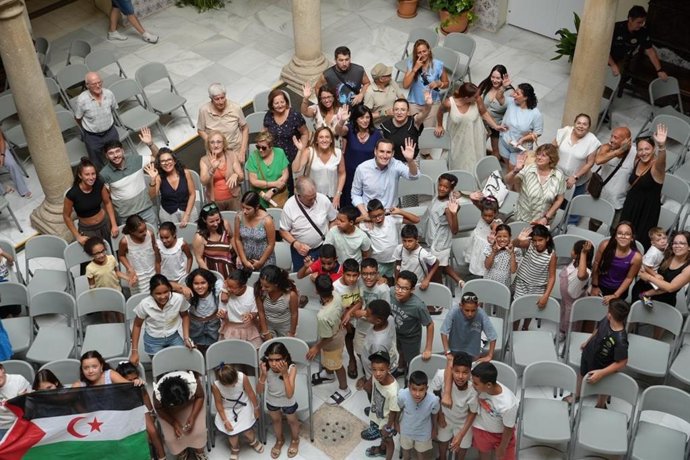 Recepción a los menores saharauis del programa 'Vacaciones en paz'