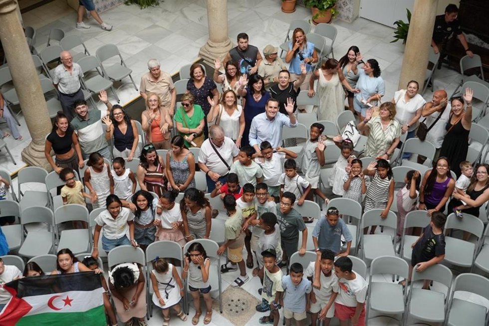 Recepción a los menores saharauis del programa 'Vacaciones en paz'