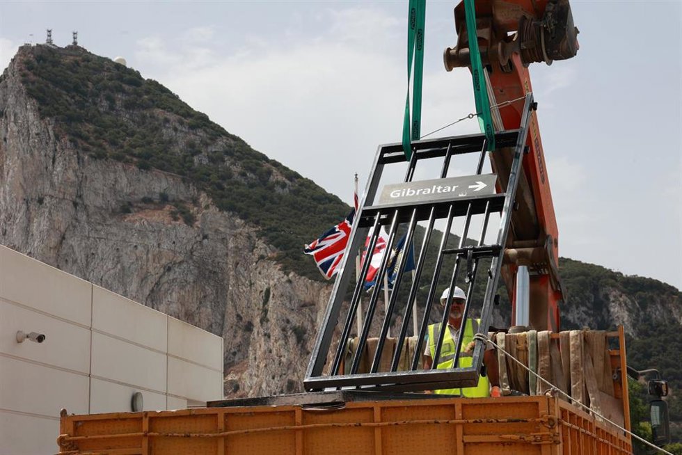 Operarios trabajando en la retirada de la Verja de Gibraltar.