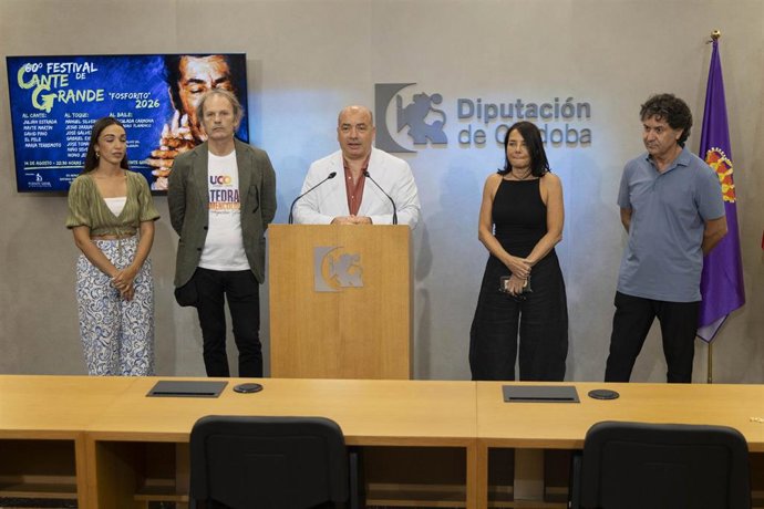 El delegado de Cultura de la Diputación de Córdoba, Gabriel Duque (centro), en la presentación del 60º Festival de Cante Grande Fosforito.