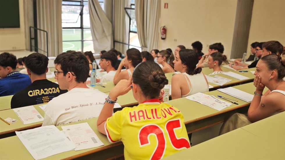 Archivo - Estudiantes de la PAU en Asturias