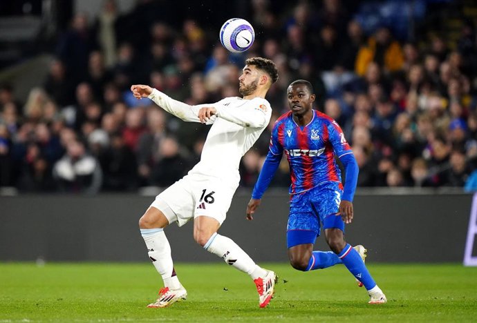 Archivo - 25 February 2025, United Kingdom, London: Aston Villa's Andres Garcia (L) and Crystal Palace's Tyrick Mitchell battle for the ball during the English Premier League soccer match between Crystal Palace vs Aston Villa at Selhurst Park. Photo: Zac 