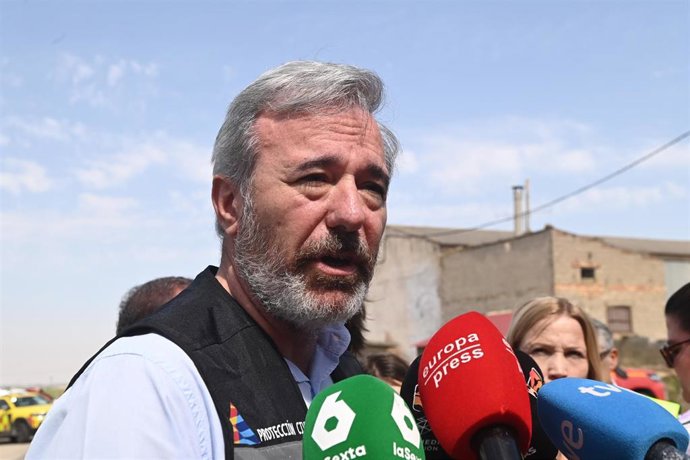 El presidente de Aragón, Jorge Azcón, atiende a los medios de comunicación desde el Puesto de Mando Avanzado de Faradués (Zaragoza).