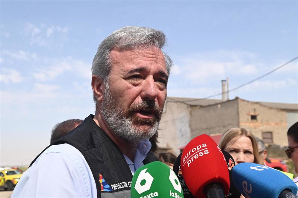 El presidente de Aragón, Jorge Azcón, atiende a los medios de comunicación desde el Puesto de Mando Avanzado de Faradués (Zaragoza).