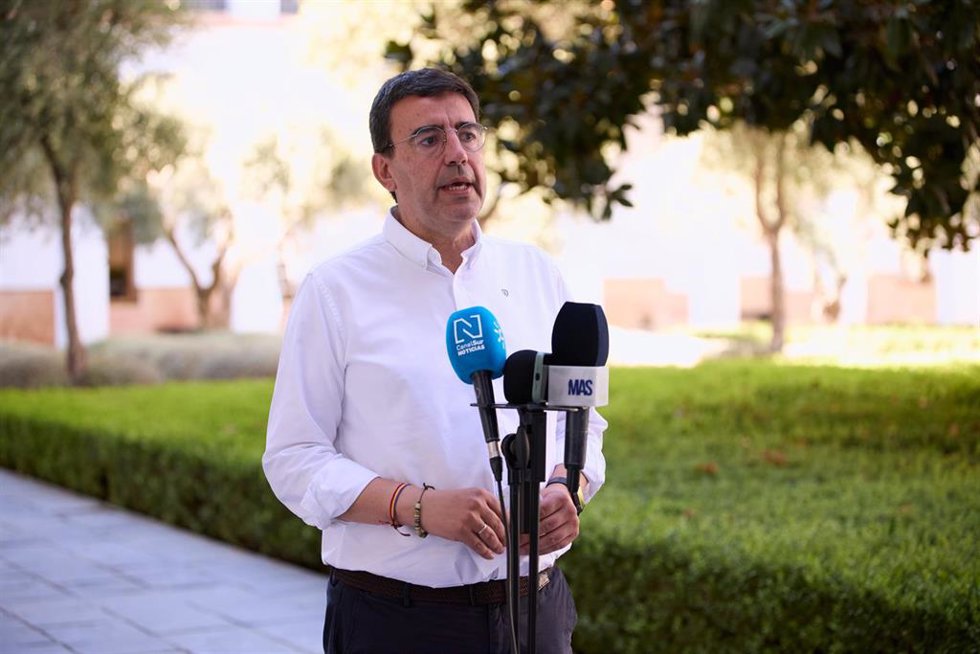 El secretario de Desarrollo Estatutario del PSOE-A, Mario Jiménez, atiende a los medios en el Parlamento andaluz.