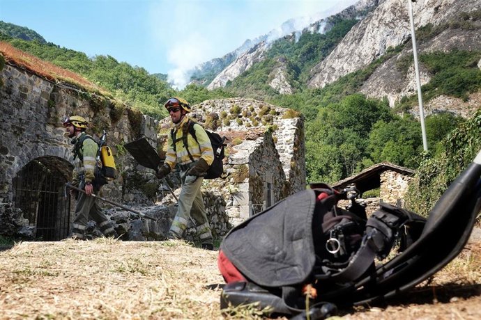 Varios bomberos se preparan para extinguir el incendio forestal, a 6 de julio de 2026, en Ribota de Sajambre, León, Castilla y León (España). El incendio activo desde el pasado 26 de junio en Ribota de Sajambre (León) ha subido este domingo, 5 de julio, a