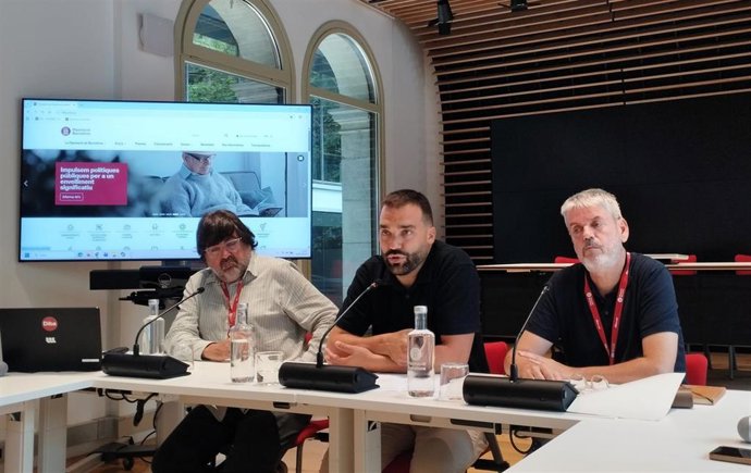 Vallès, en el centro de la imagen, en rueda de prensa este jueves.