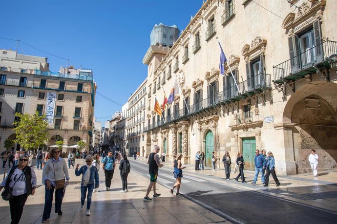 Archivo - Turistas pasean por el centro de la ciudad, a 26 de marzo de 2026, en Alicante, Comunidad Valenciana (España). 