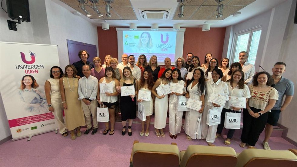 Foto de familia con participantes, representantes institucionales y profesorado de Univergem