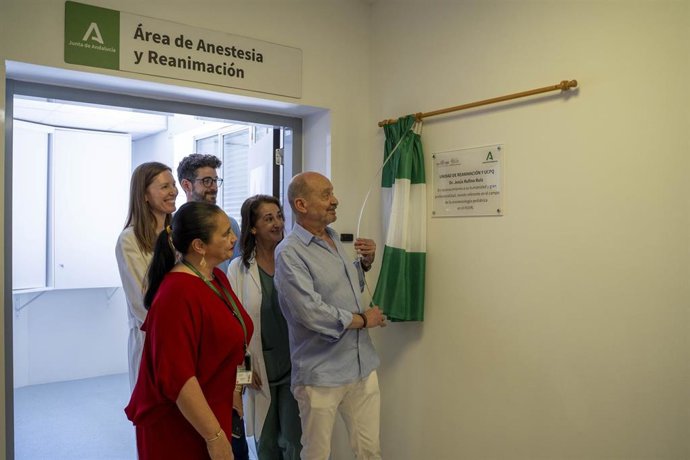 Archivo - El anestesiólogo Jesús Rufino Ruiz descubre la placa.