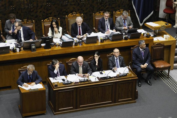 Valparaiso, 15 de julio 2026 El ministro de Hacienda, Jorge Quiroz, y el ministro del Interior, Claudio Alvarado, en la sesion del Senado durante votacion del proyecto de Reconstruccion Nacional Sebastian Cisternas/Aton Chile