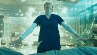 Alexandra Daddario levita en el inquietante teaser tráiler de la temporada 3 de Las brujas de Mayfair