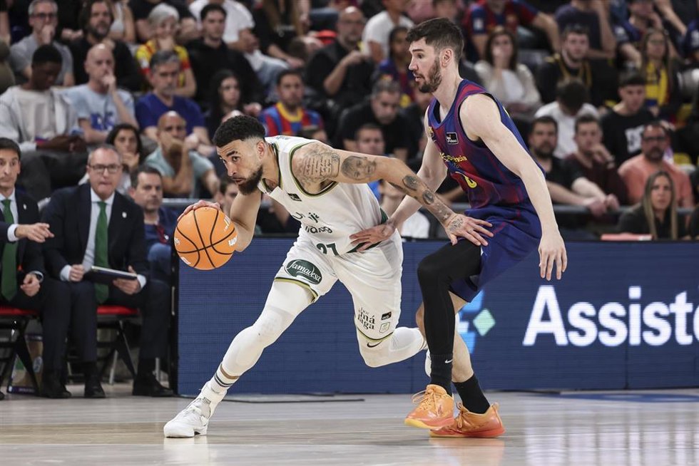 Archivo - Chris Duarte ante Darío Brizuela en el Barça-Unicaja de la Liga Endesa 25-26