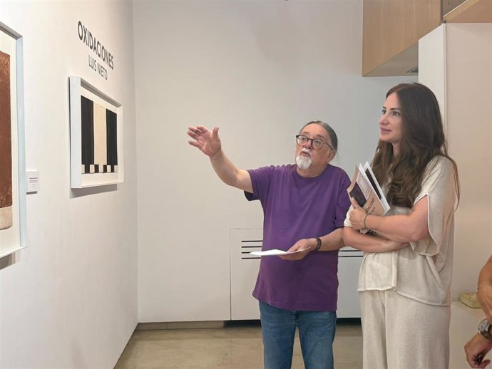 La diputada de Educación y Cultura, Yolanda Burgoa, acompañada por el artista Luis Nieto en el Palacio de Pimentel.
