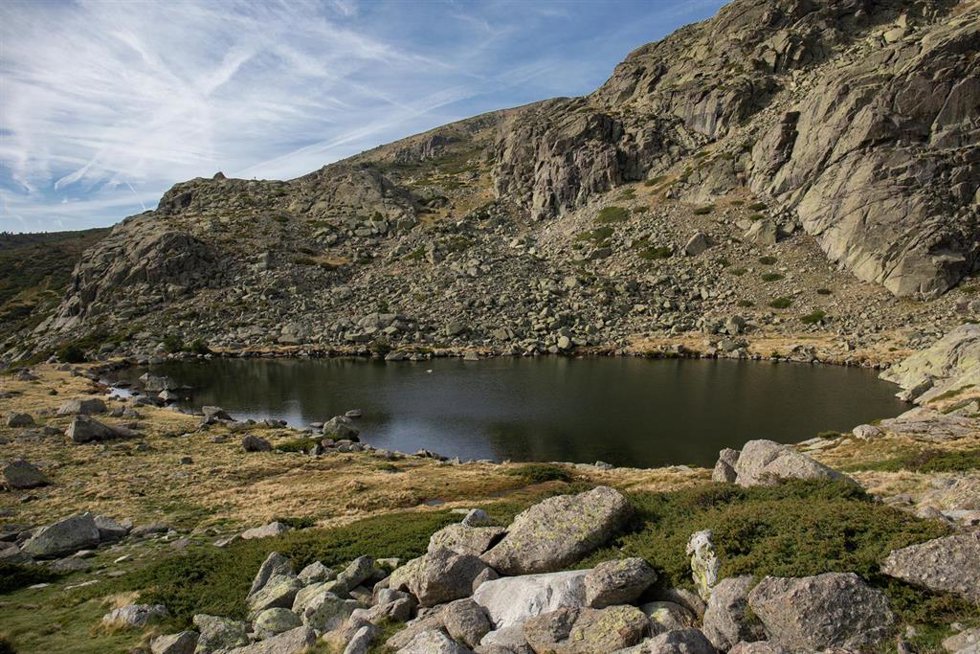 Archivo - La Laguna Grande de Peñalara en el Parque Natural de la Cumbre, Circo y Lagunas de Peñalara, a 2 de noviembre de 2022, en Madrid (España). Este es un espacio natural protegido perteneciente a la Sierra de Guadarrama, en la parte alta del Valle d