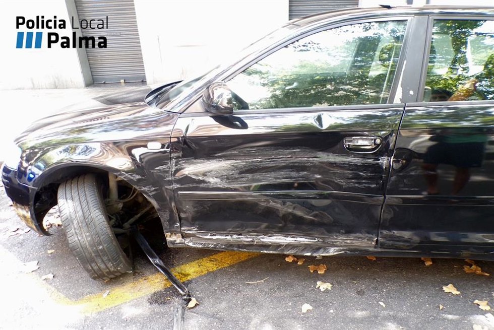 Un conductor pierde el control de su coche, colisiona contra otros dos y se fuga al quedarse "en blanco"