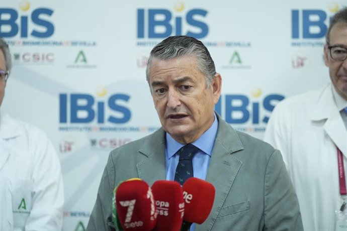 El vicepresidente primero y consejero de Presidencia, Sanidad y Emergencia, Antonio Sanz, en un acto en el IBIS de Sevilla.