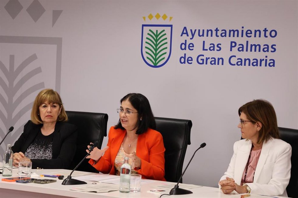 La alcaldesa de Las Palmas de Gran Canaria, Carolina Darias (c), en rueda de prensa