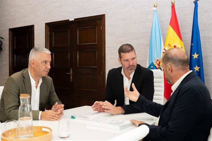 El conselleiro de Cultura, Lingua e Xuventude, José López Campos, se reúne con el presidente de la RAG, Henrique Monteagudo, a 16 de julio de 2026.