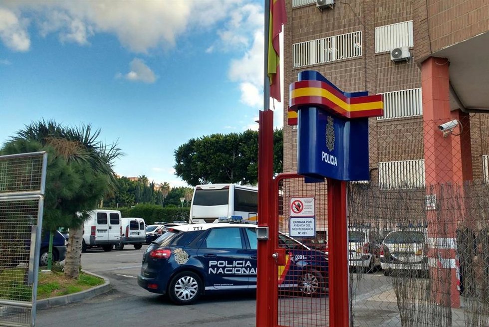 Vehículos de la Policía Nacional en la Comisaría Provincial de Almería.