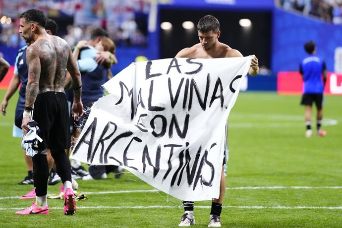 O argentino Giovani Lo Celso comemora a vitória e ergue uma faixa durante a partida das semifinais da Copa do Mundo da FIFA 2026 entre Inglaterra e Argentina, no Atlanta Stadium, em 15 de julho de 2026, em Atlanta, Geórgia.