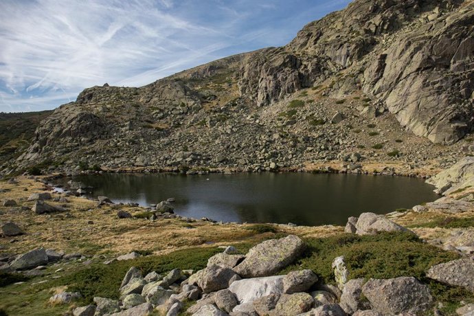 Archivo - La Laguna Grande de Peñalara en el Parque Natural de la Cumbre, Circo y Lagunas de Peñalara, a 2 de noviembre de 2022, en Madrid (España). Este es un espacio natural protegido perteneciente a la Sierra de Guadarrama, en la parte alta del Valle d