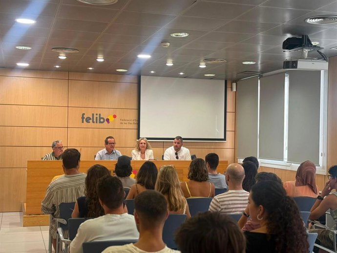 Reunión den la sede de la Federación de Entidades Locales de Baleares (Felib) reune al primer grupo que participará en Multiaventuras Jove.