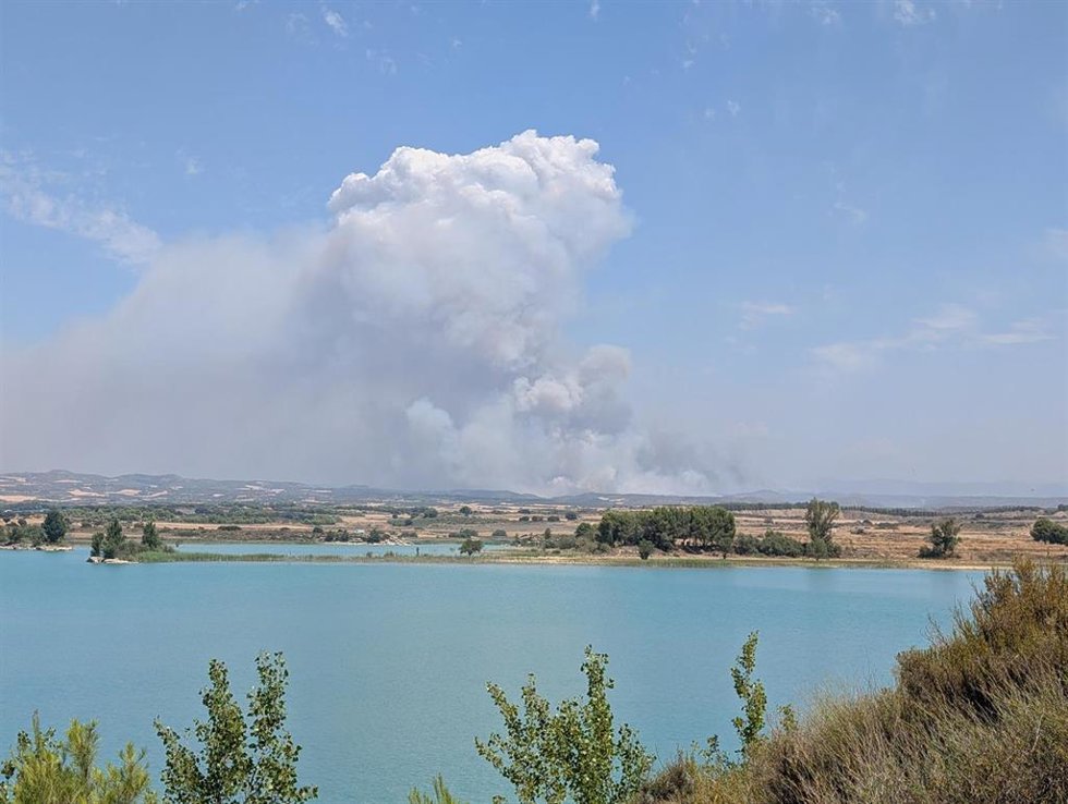 Vista del incendio de las Cinco Villas desde el embalse de San Bartolomé.