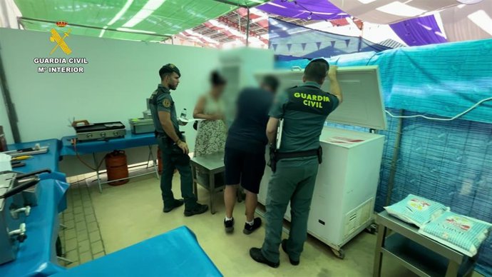 Agentes de la Guardia Civil durante una de las inspecciones.