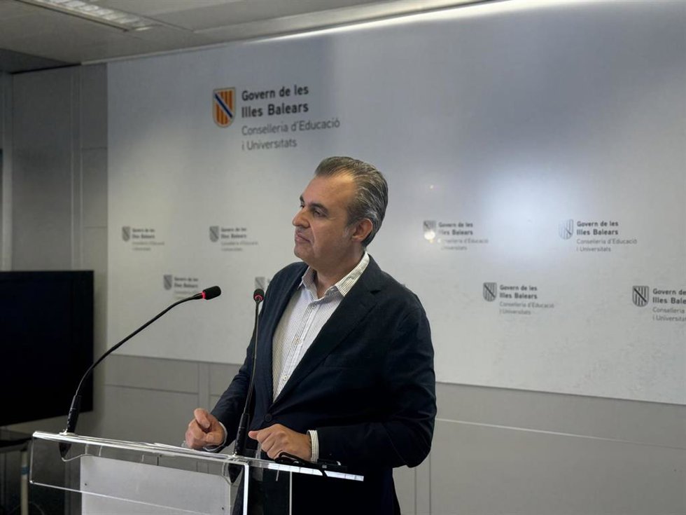 El conseller de Educación y Universidades, Antoni Vera, este jueves tras la reunión de la Mesa Sectorial.
