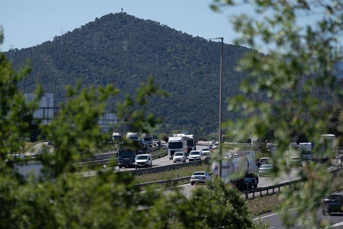 Archivo - Tráfico fluido durante la operación salida de Semana Santa, en la AP-7, a 17 de abril de 2025, en Sant Cugat, Barcelona