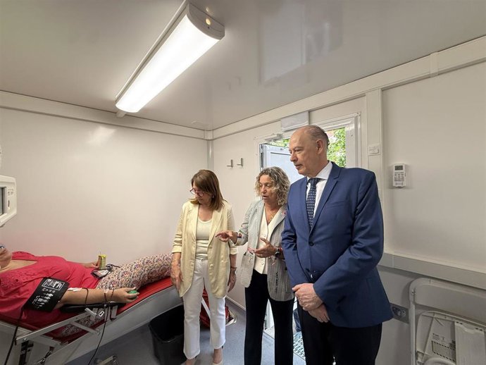 El consejero de Sanidad, Ángel Sanz, visita e inaugura la primera unidad móvil de donación de plasma de Aragón
